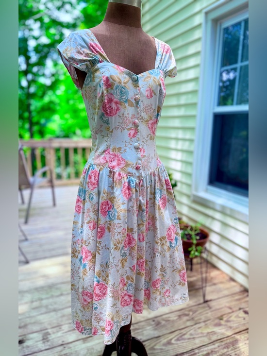 Vintage Dresses & Skirts - Floral Sweetheart Neckline Cotton Picnic Dress Buttoned Bodice Vintage Cyprus